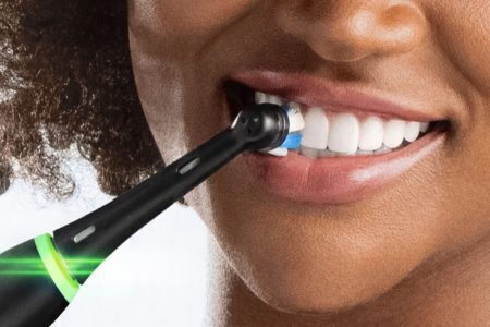 Oral-B iO Series 8N Ηλεκτρική Οδοντόβουρτσα με Χρονομετρητή, Αισθητήρα Πίεσης και Θήκη Ταξιδίου Black Onyx